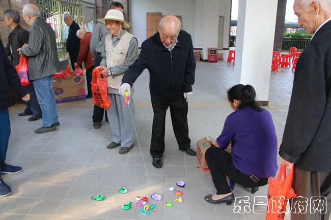 樂昌市委老干部局舉行重陽節游園活動.jpg